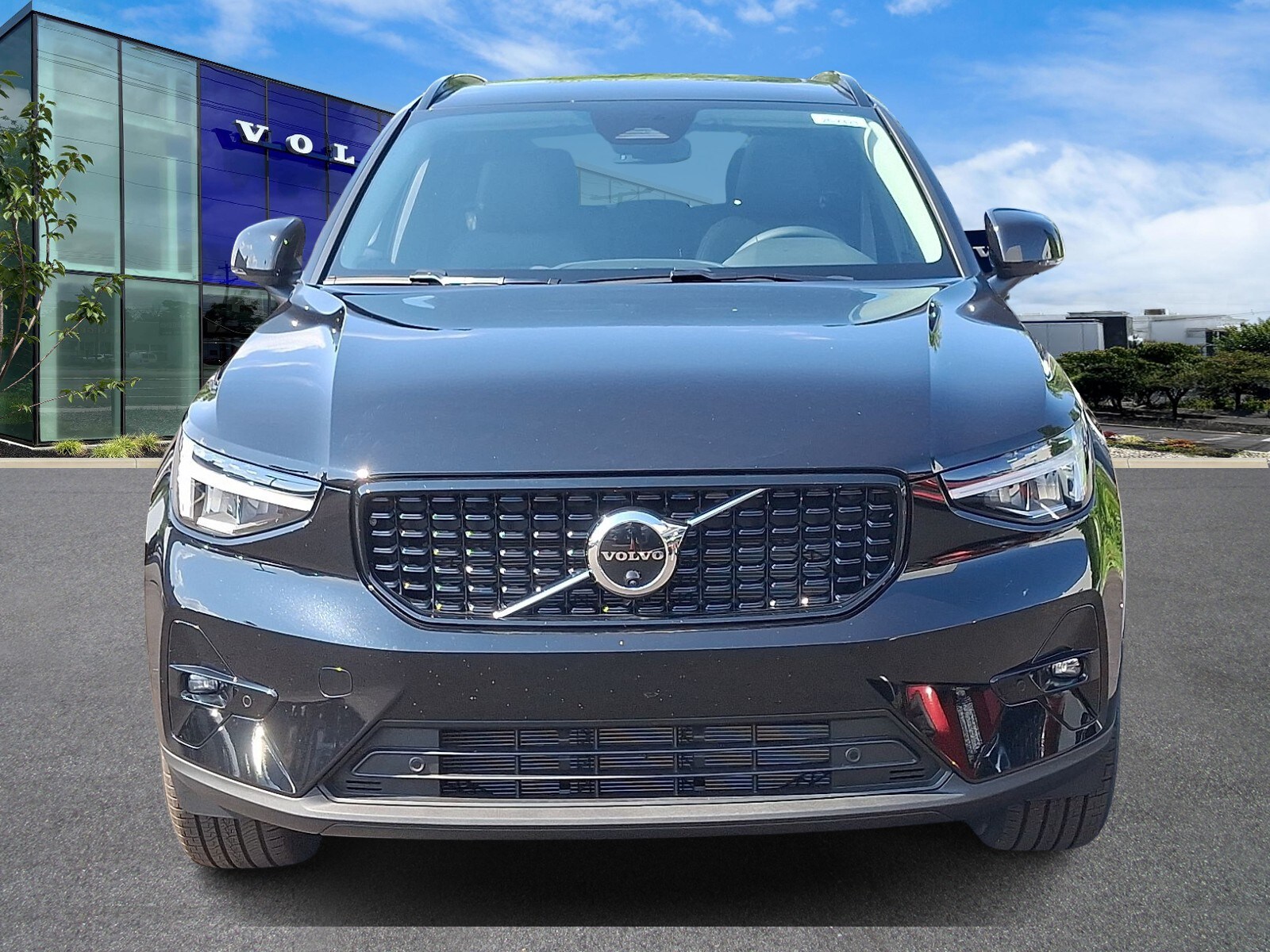 2026 Volvo XC40 AWD Plus photo 2