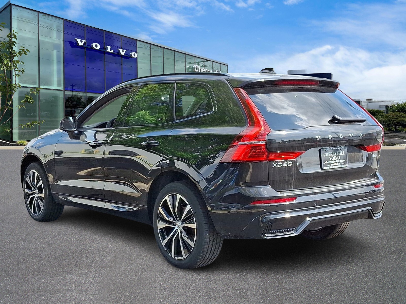 2025 Volvo XC60 B5 Plus photo 3