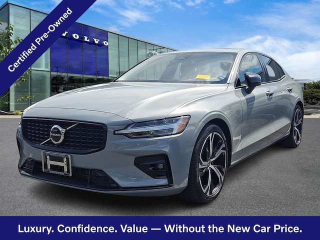 2024 Volvo S60 B5 Core Dark Theme Sedan