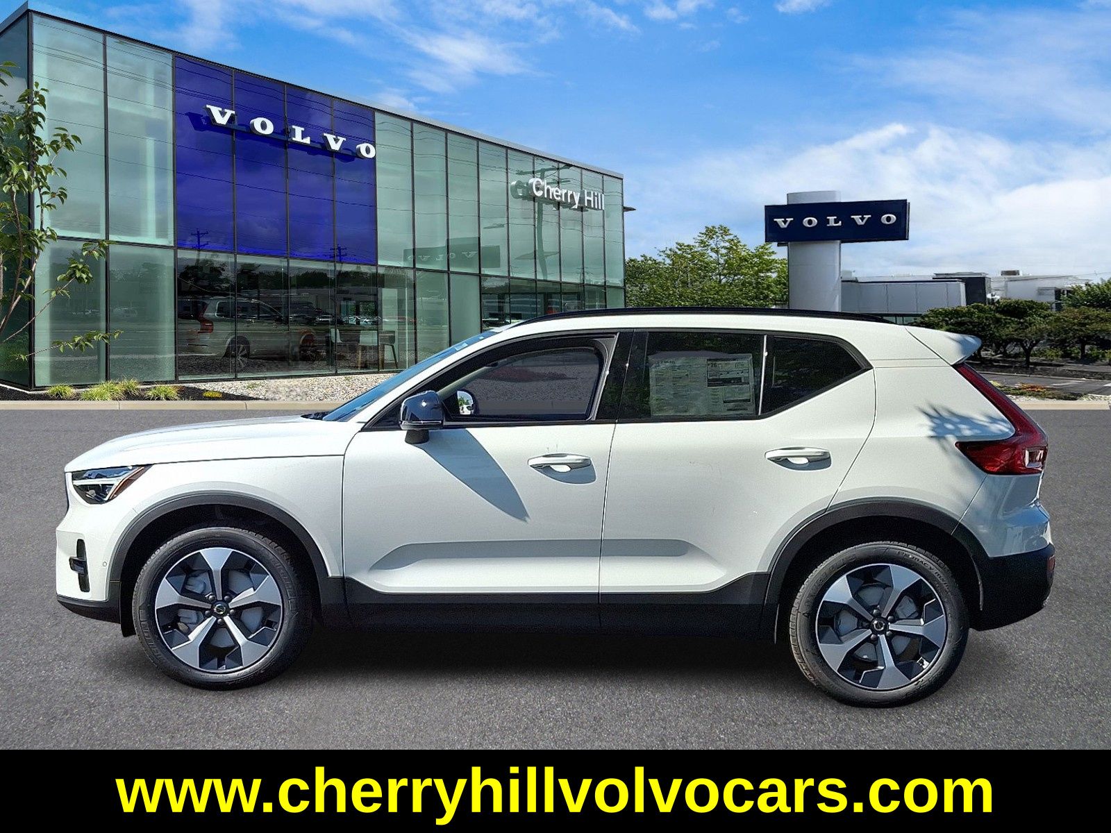 2025 Volvo XC40 Plus photo 3