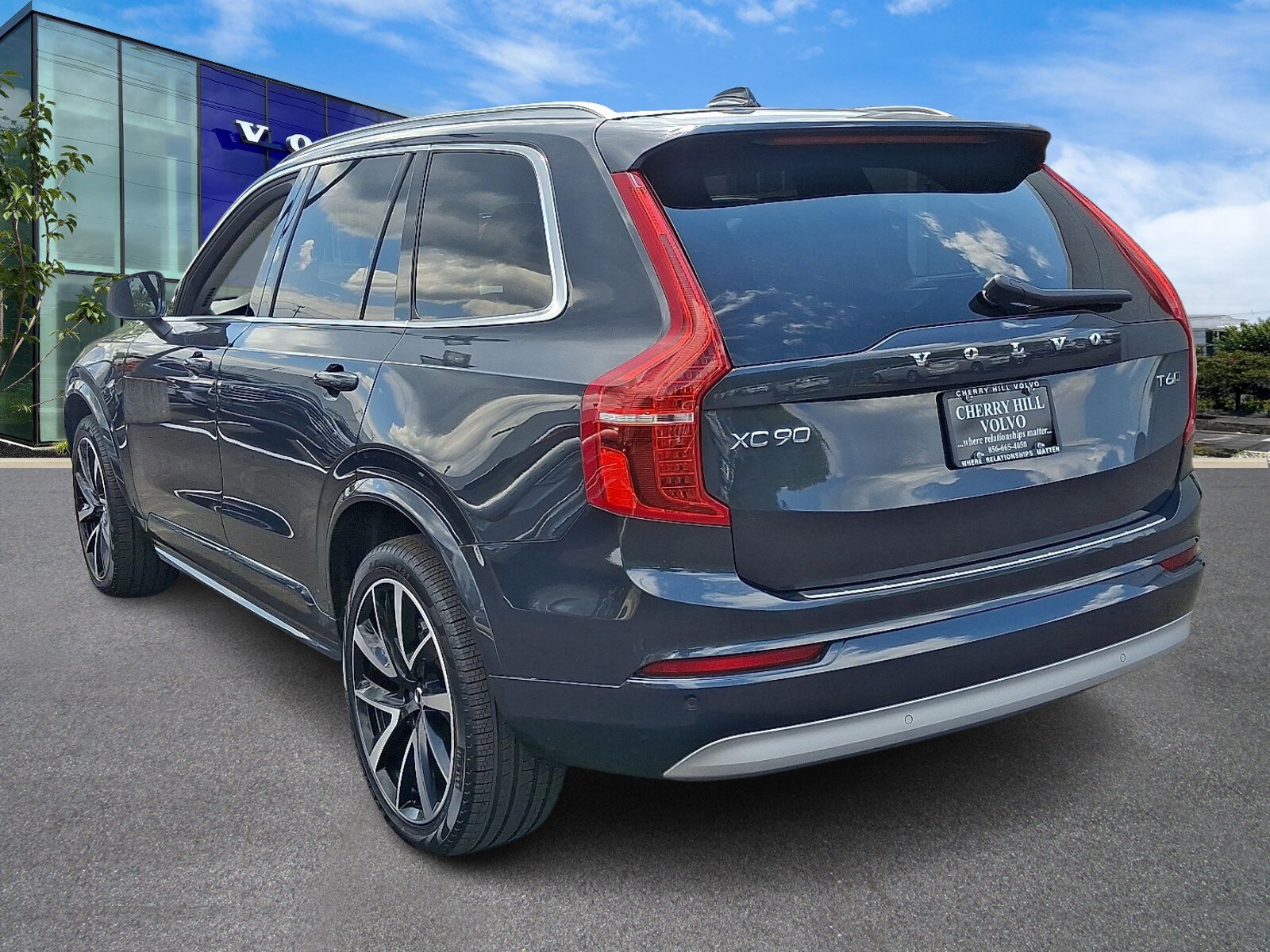 2022 Volvo XC90 T6 Momentum photo 4
