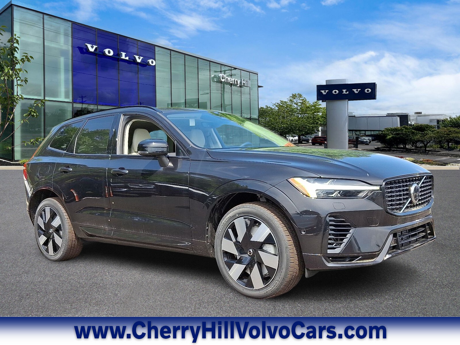 2025 Volvo XC60 plug-in hybrid SUV 