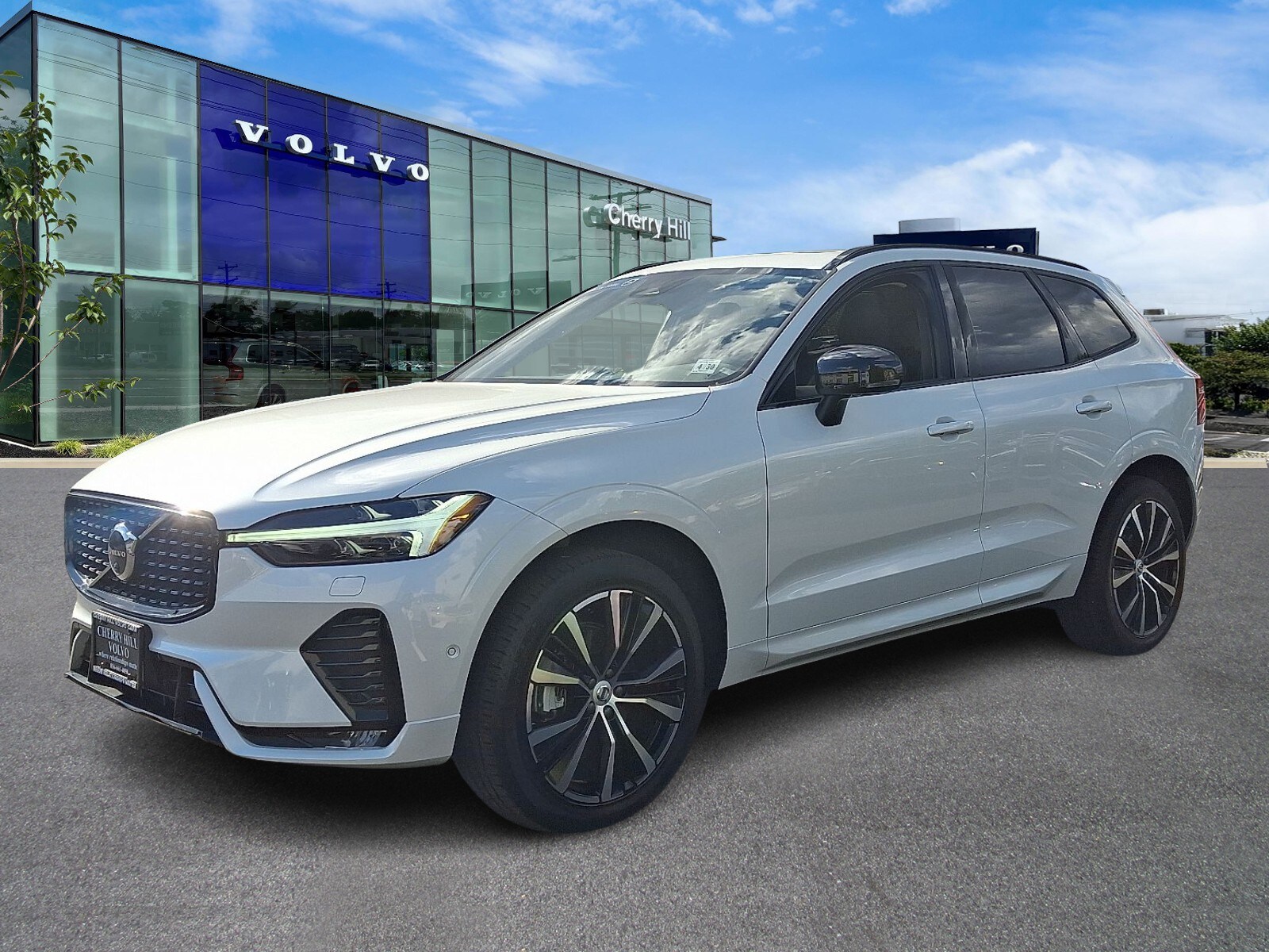 2025 Volvo XC60 B5 Plus photo 2