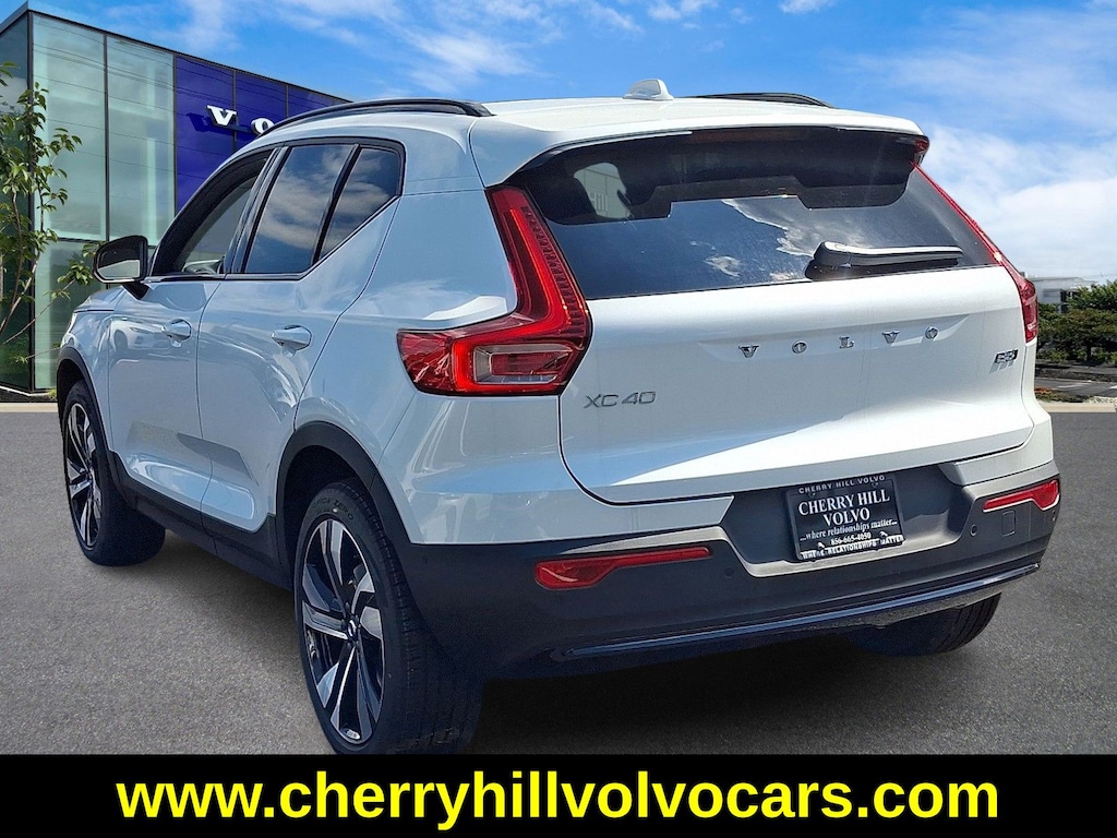 New 2025 Volvo XC40 B5 Ultra Dark Theme SUV