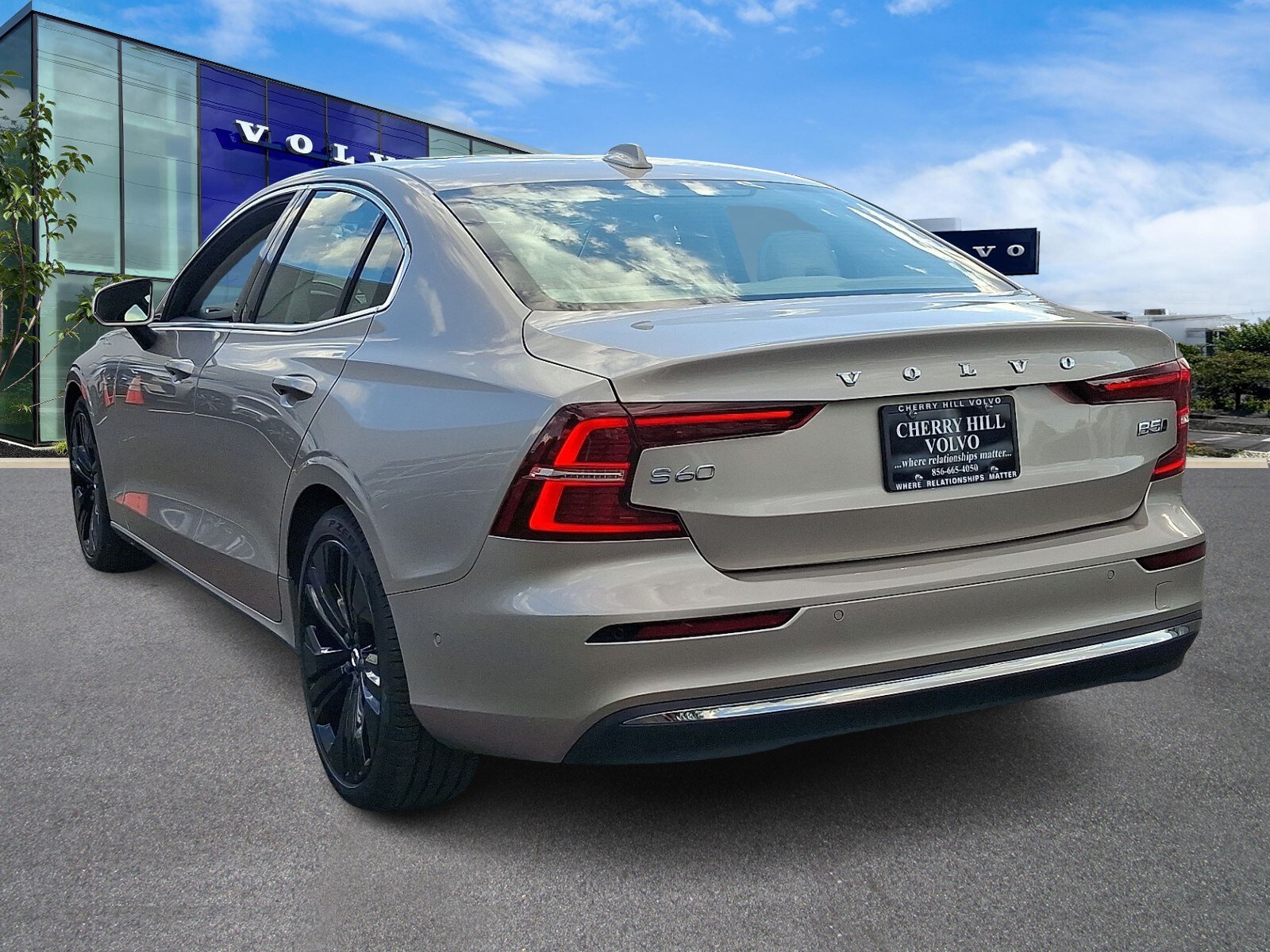 2023 Volvo S60 B5 Ultimate photo 4