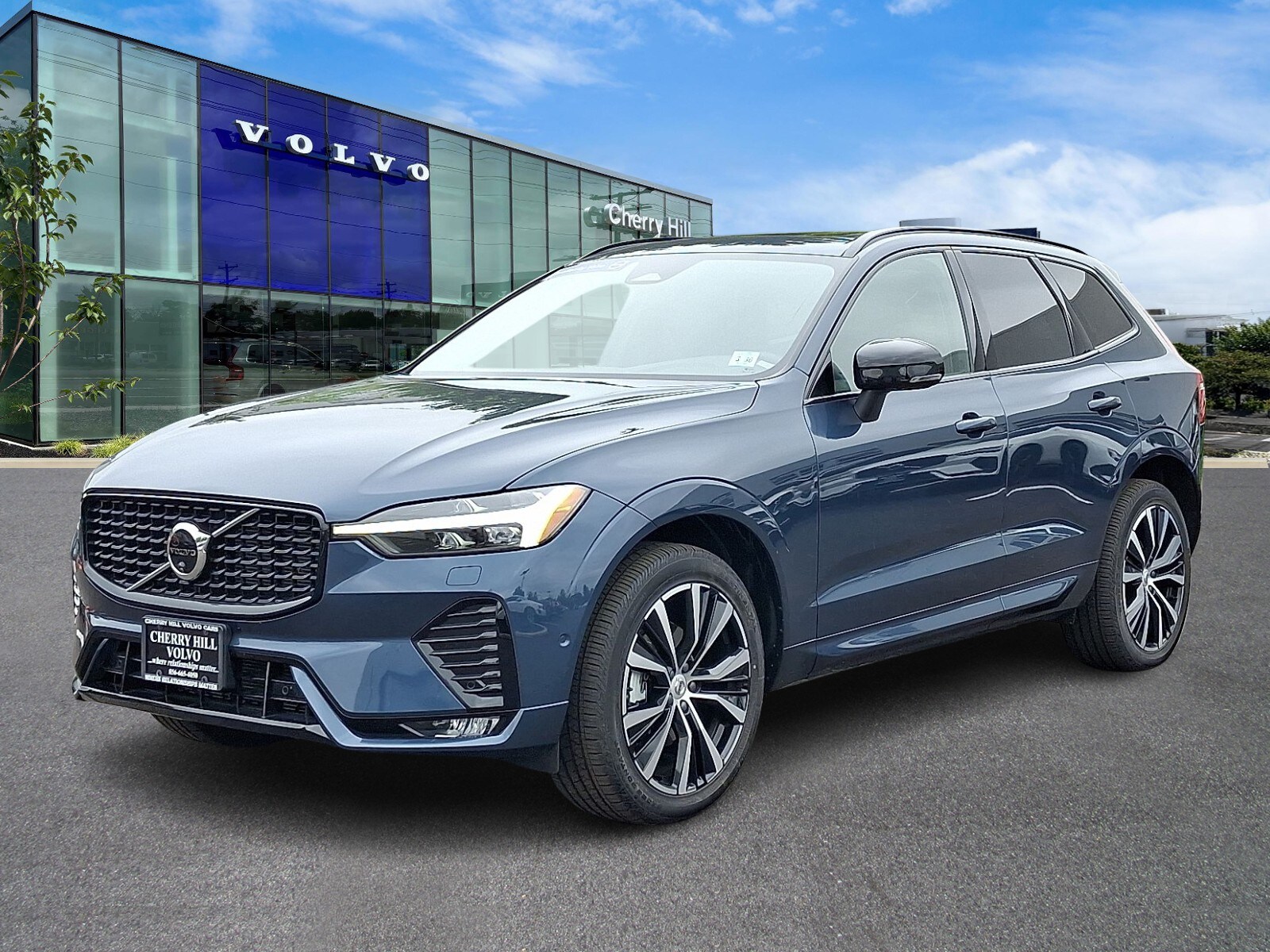 2025 Volvo XC60 B5 Plus photo 2