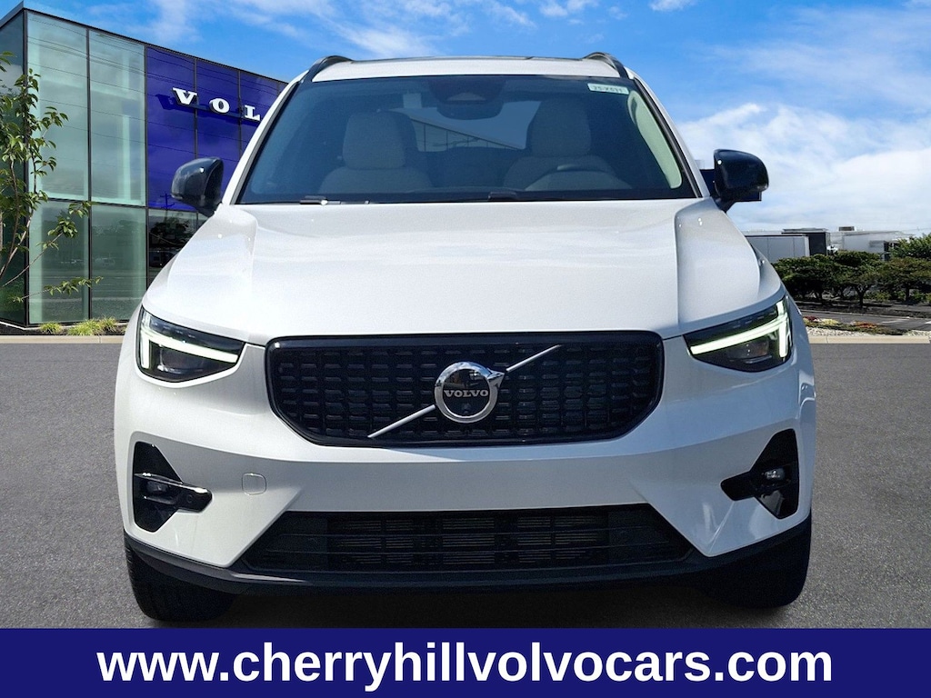 New 2025 Volvo XC40 B5 Ultra Dark Theme SUV