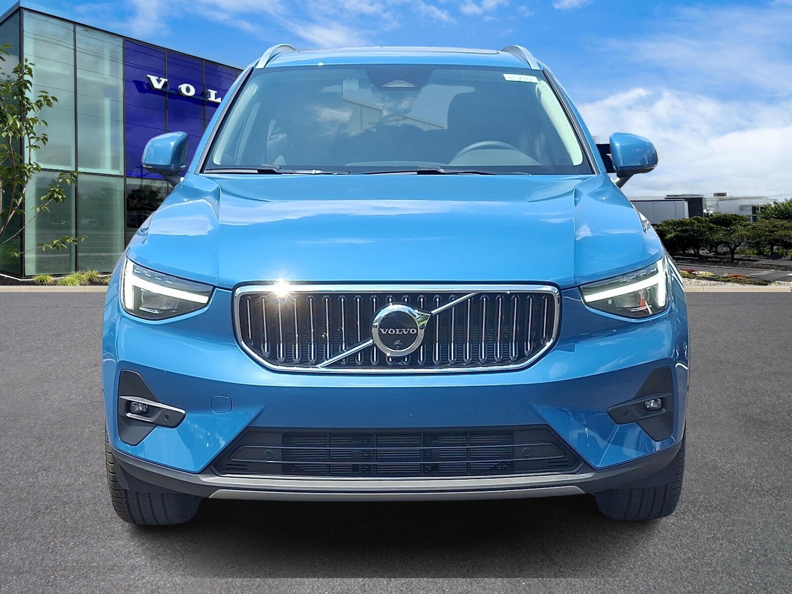 2025 Volvo XC40 photo 2