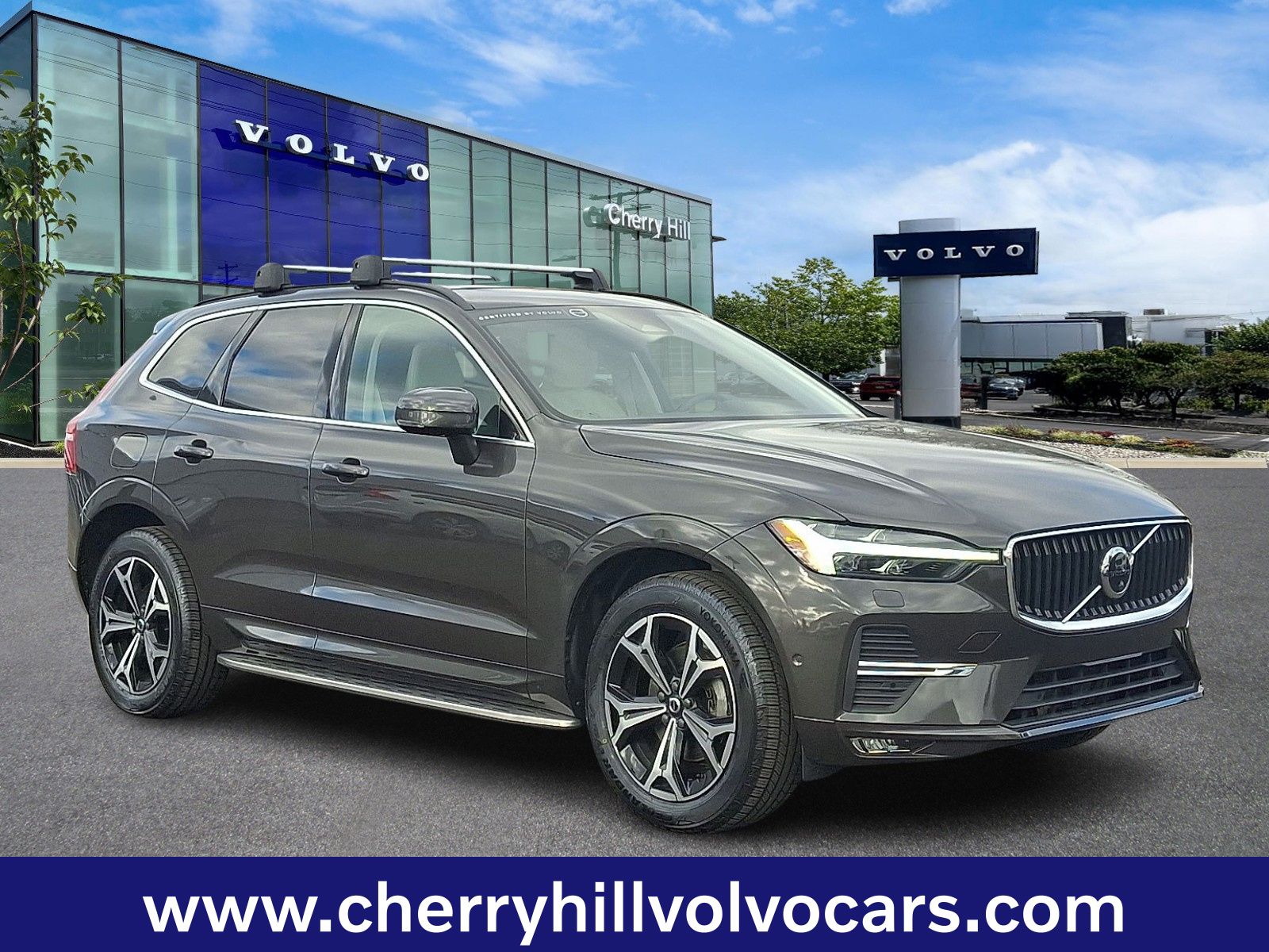 2022 Volvo XC60 Momentum's photo