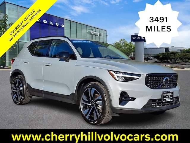 2025 Volvo XC40 B5 Plus Dark Theme SUV