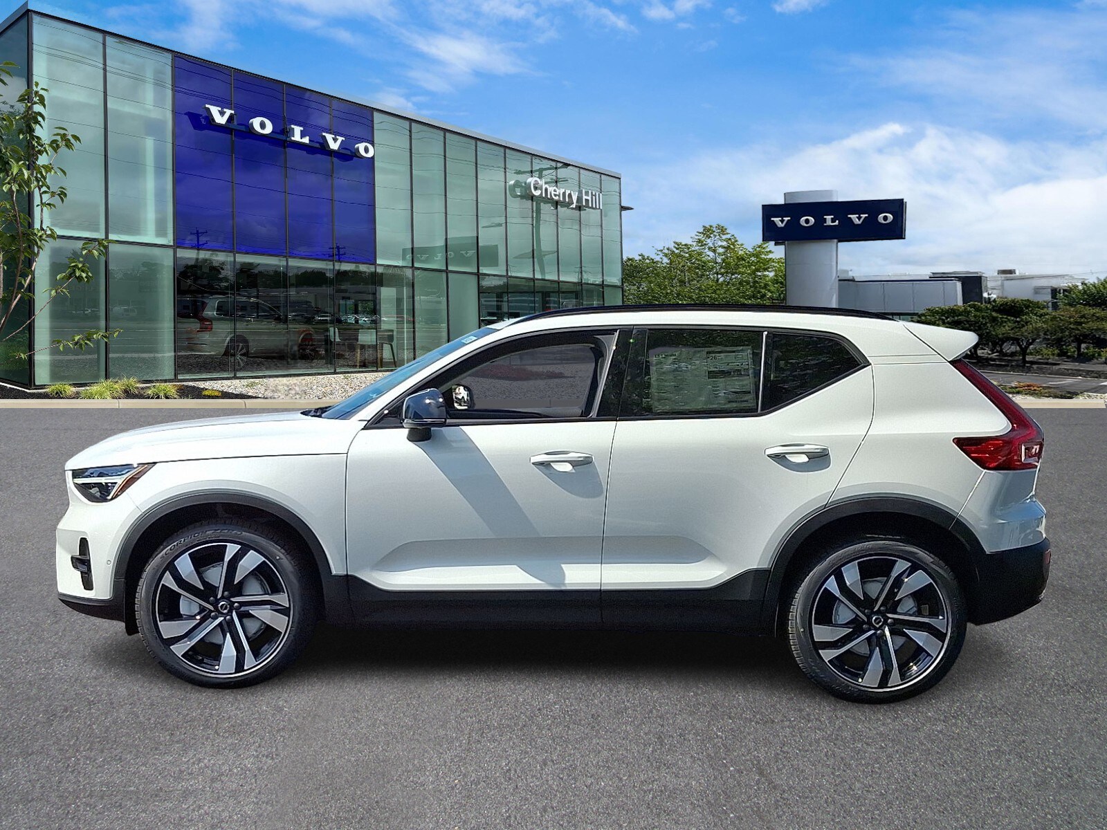 2025 Volvo XC40 photo 3