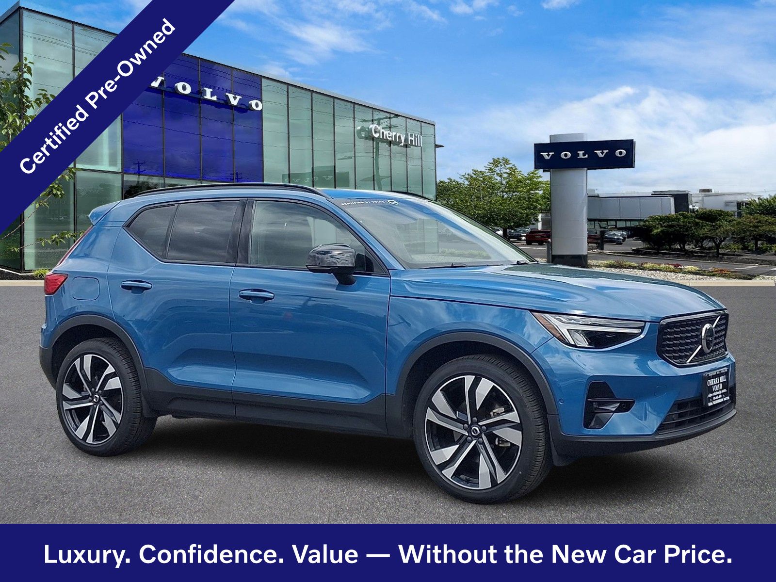 2023 Volvo XC40 B5 Plus Dark AWD's photo
