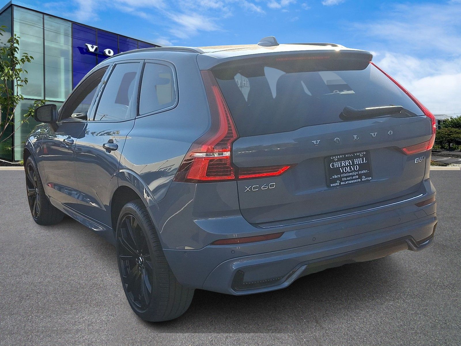 2022 Volvo XC60 R-Design photo 3