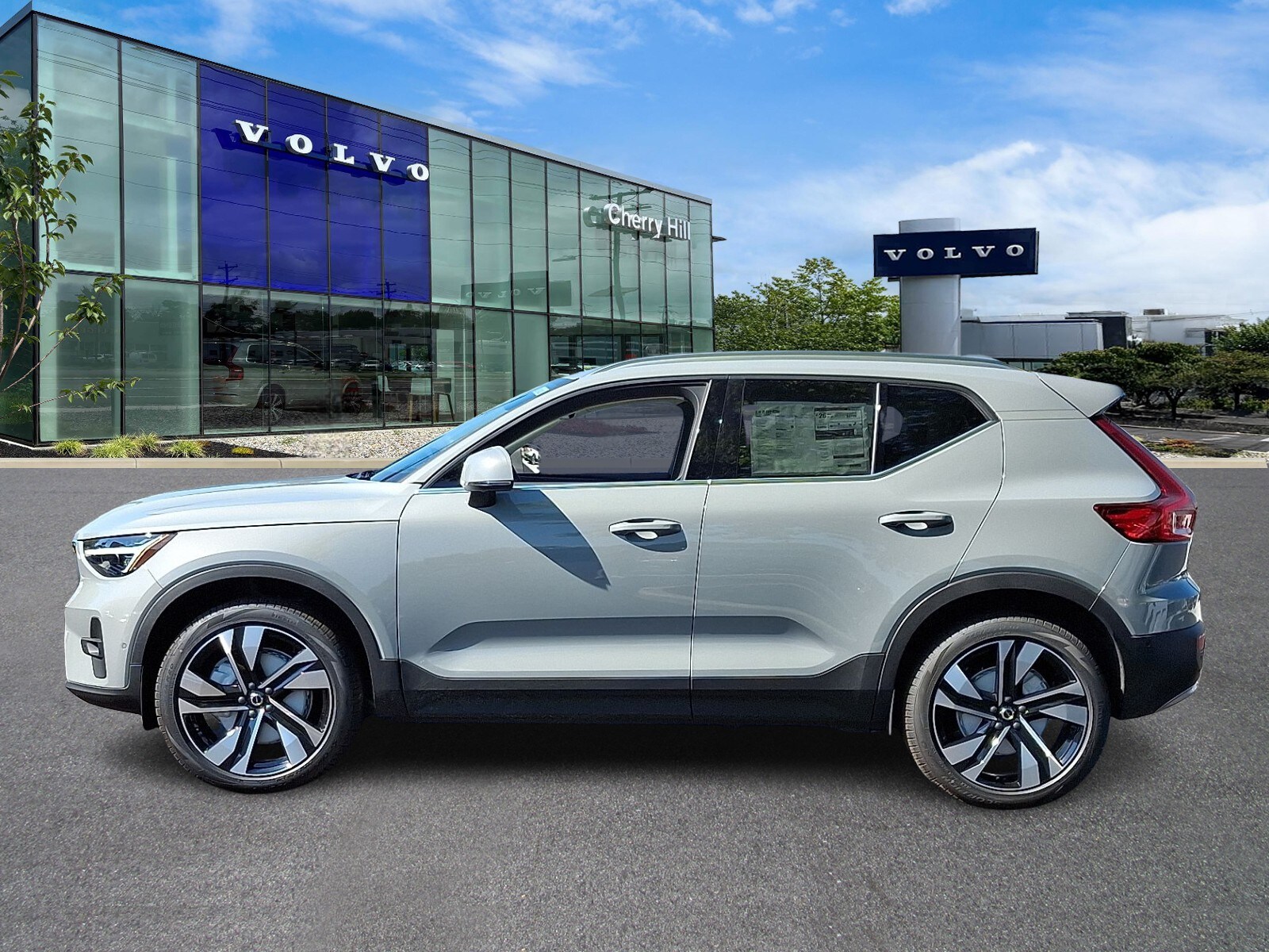 2025 Volvo XC40 photo 2