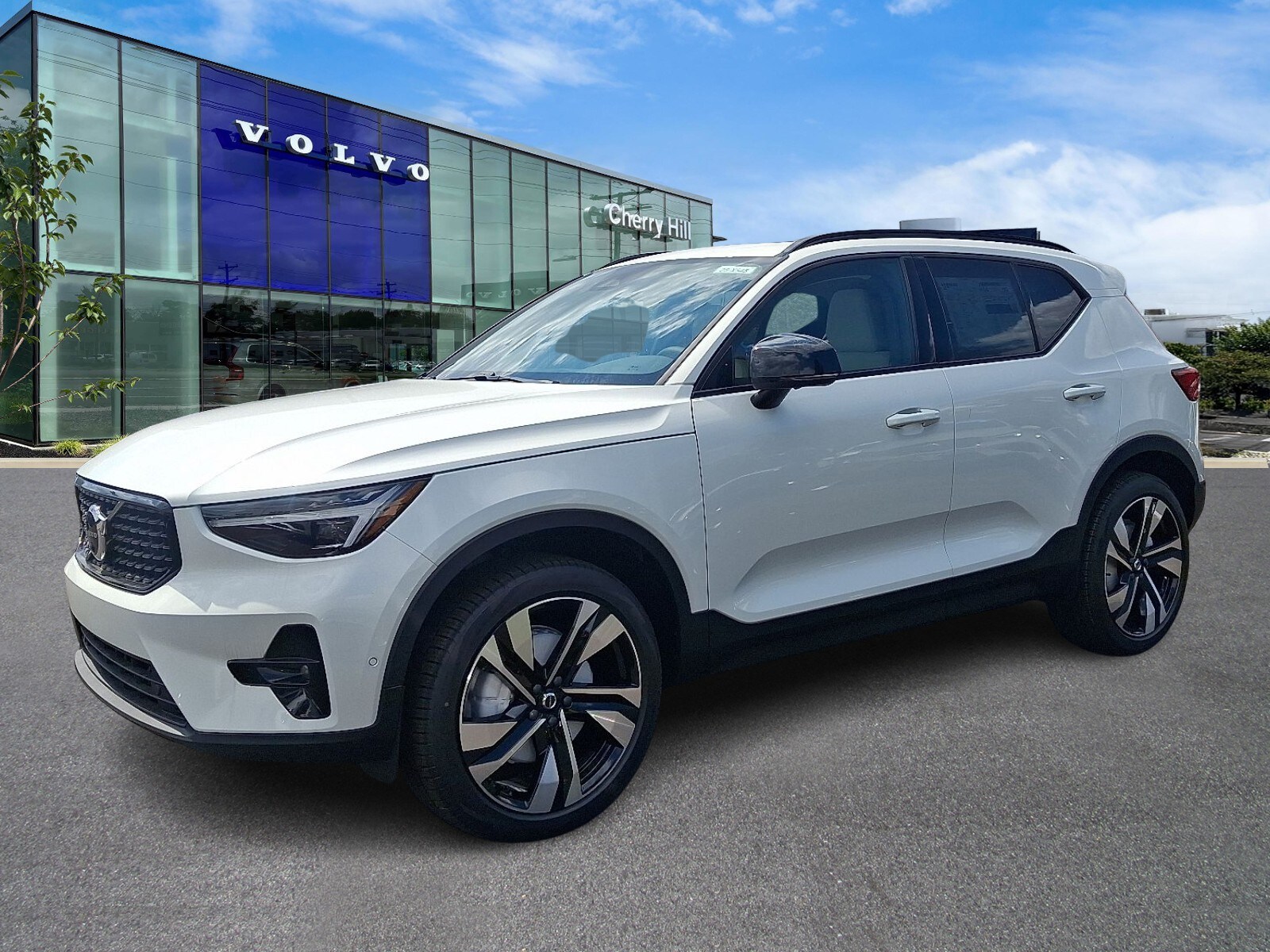 2025 Volvo XC40 photo 2