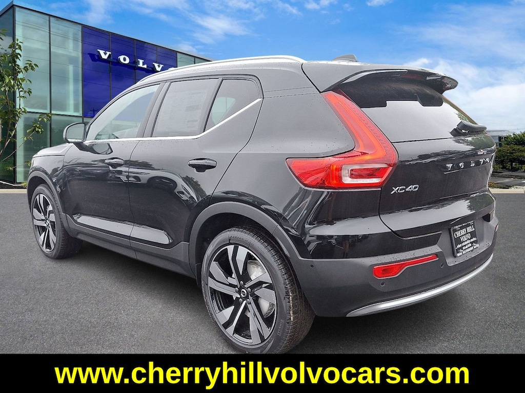 New 2025 Volvo XC40 B5 Ultra Bright Theme SUV