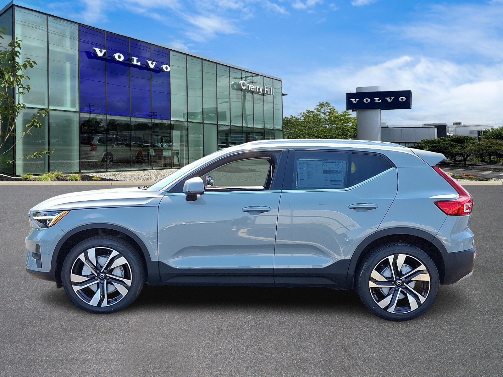 2025 Volvo XC40 AWD photo 2