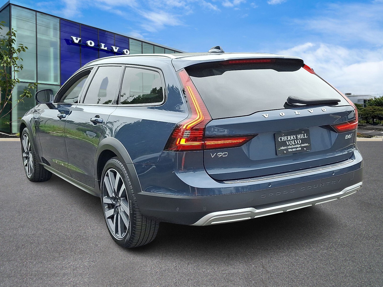 2023 Volvo V90 Cross Country B6 Plus photo 2