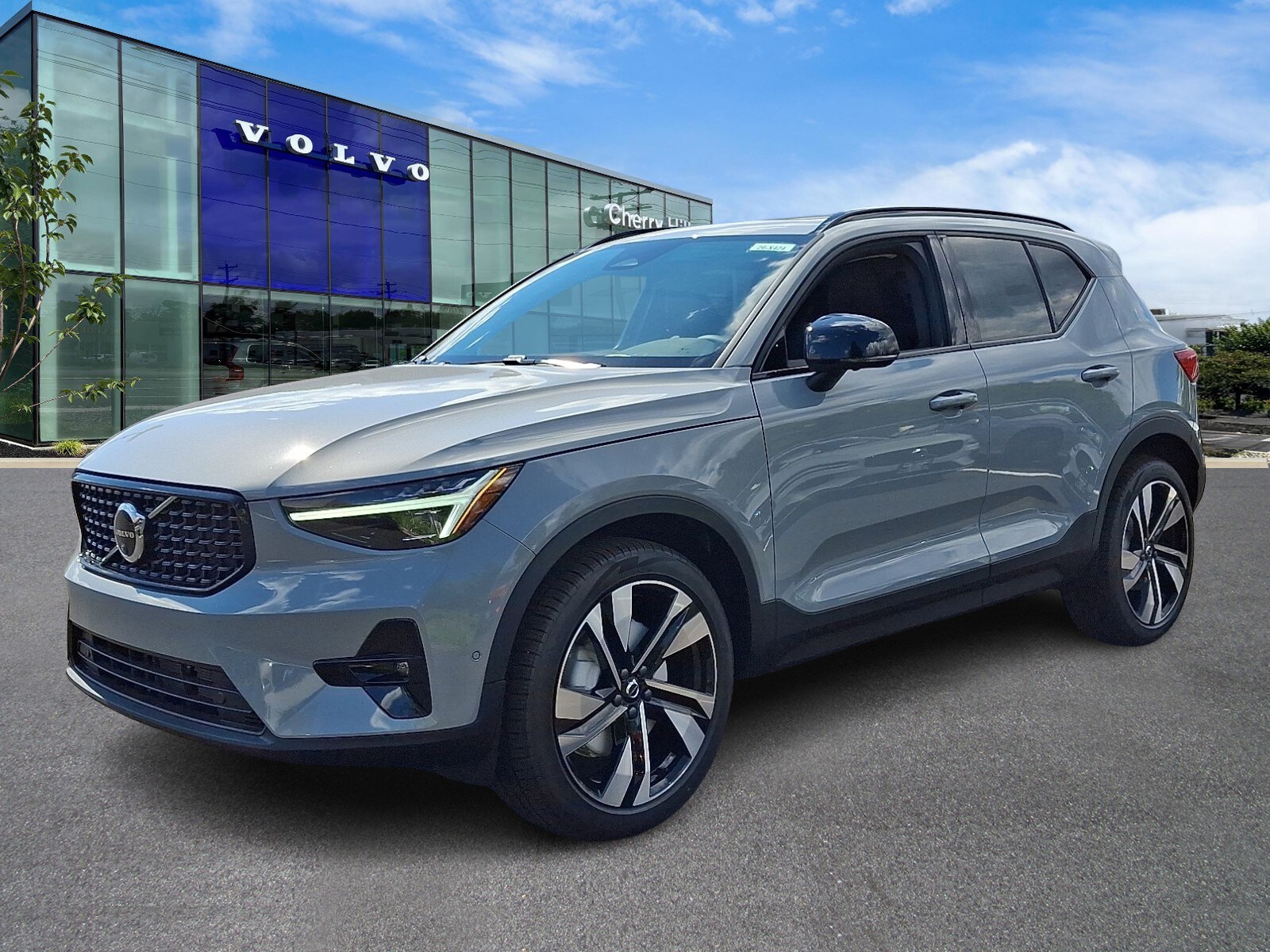 2026 Volvo XC40 photo 2
