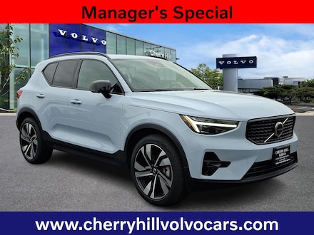 2025 Volvo XC40 B5 Plus Dark Theme SUV