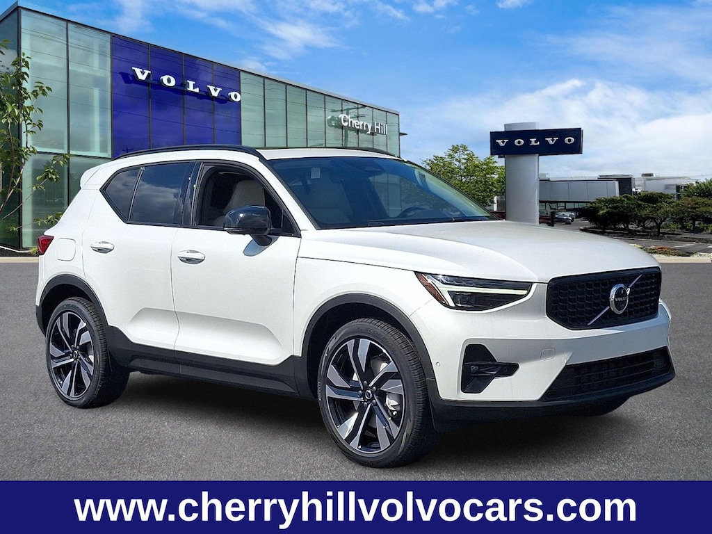 New 2025 Volvo XC40 B5 Ultra Dark Theme SUV