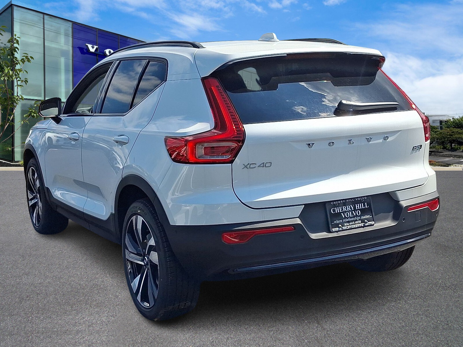2025 Volvo XC40 photo 3