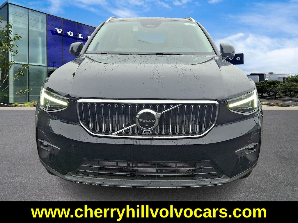 New 2025 Volvo XC40 B5 Ultra Bright Theme SUV