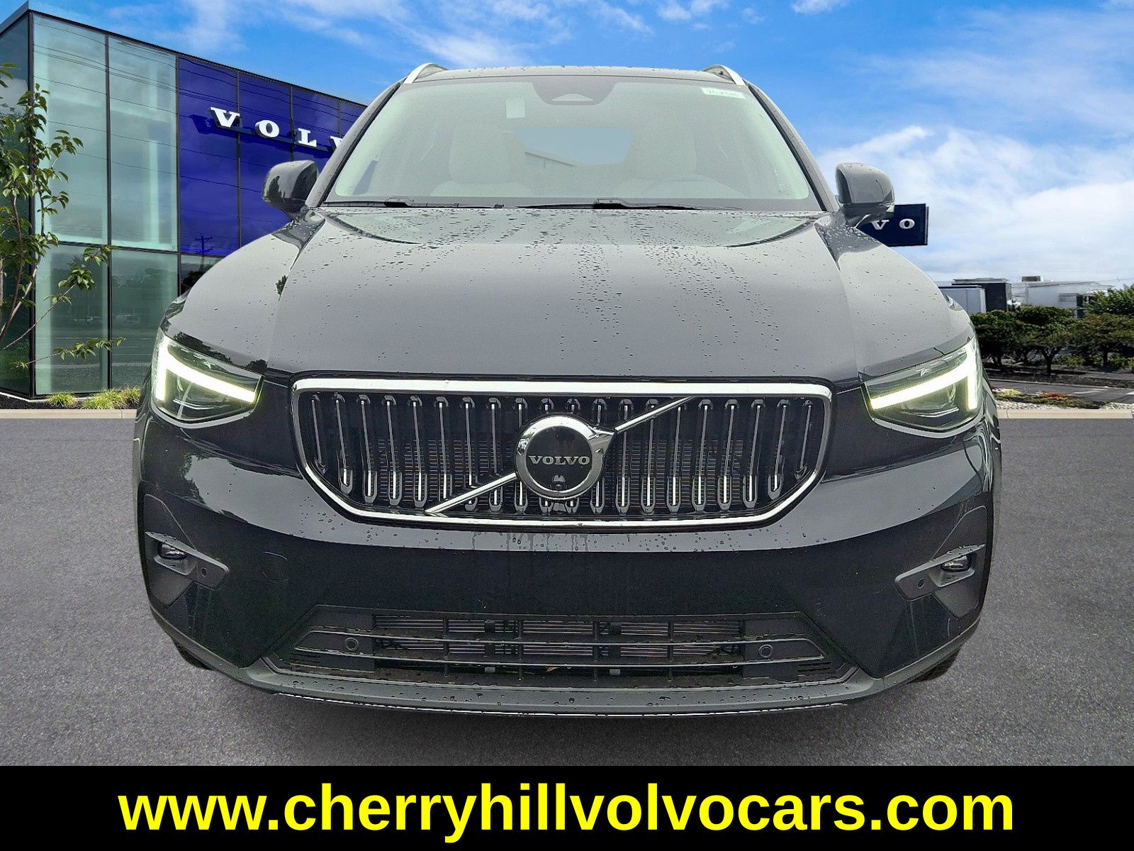 2025 Volvo XC40 photo 2