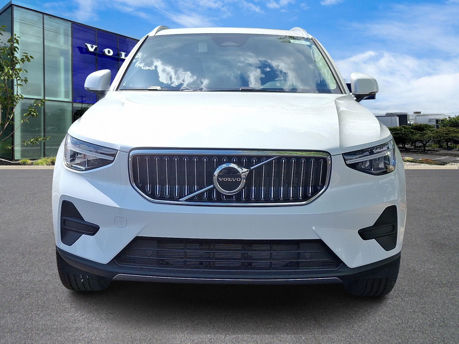 2025 Volvo XC40 Core photo 2