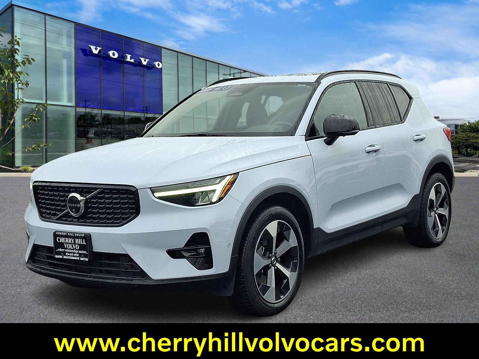 2025 Volvo XC40 Plus photo 2