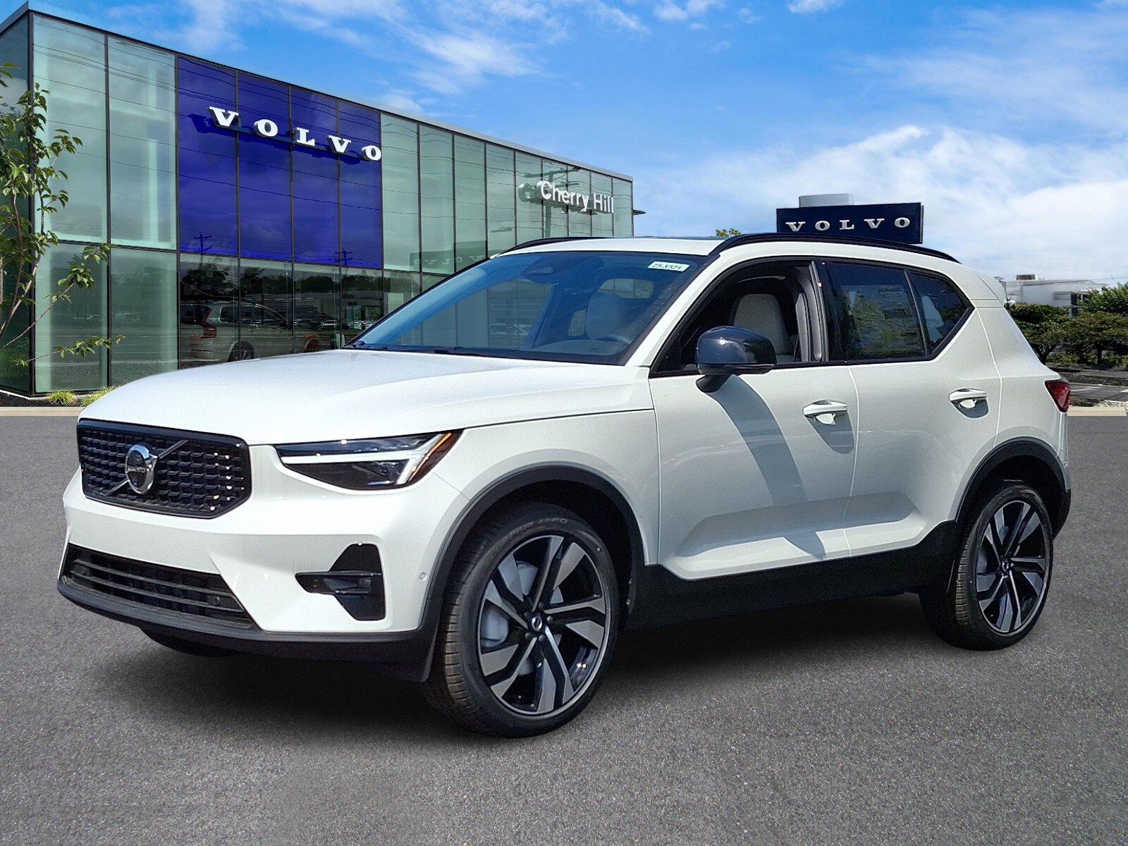 2025 Volvo XC40 photo 2