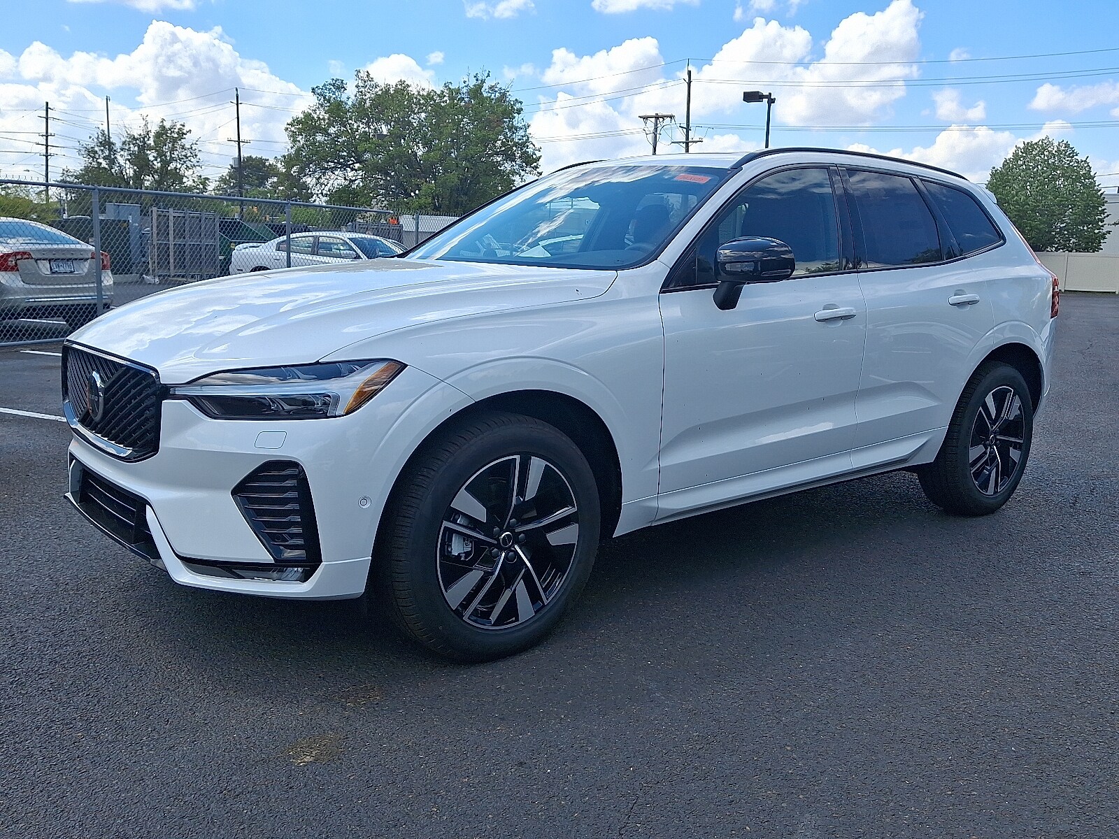 2026 Volvo XC60 B5 Plus photo 3