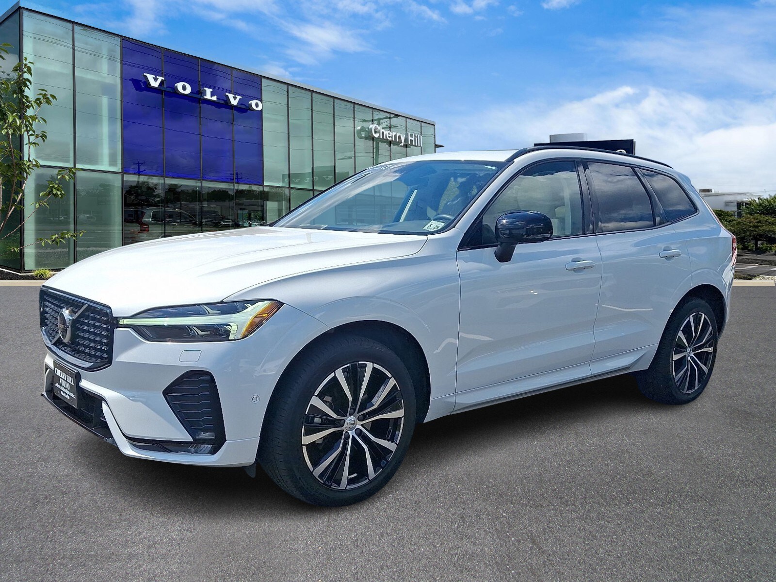 2024 Volvo XC60 B5 Plus photo 2
