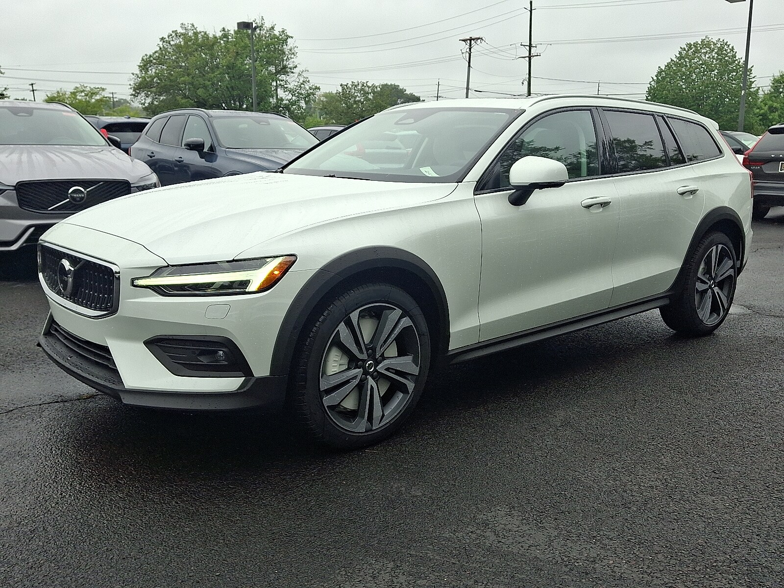 2026 Volvo V60 Cross Country B5 Plus photo 3