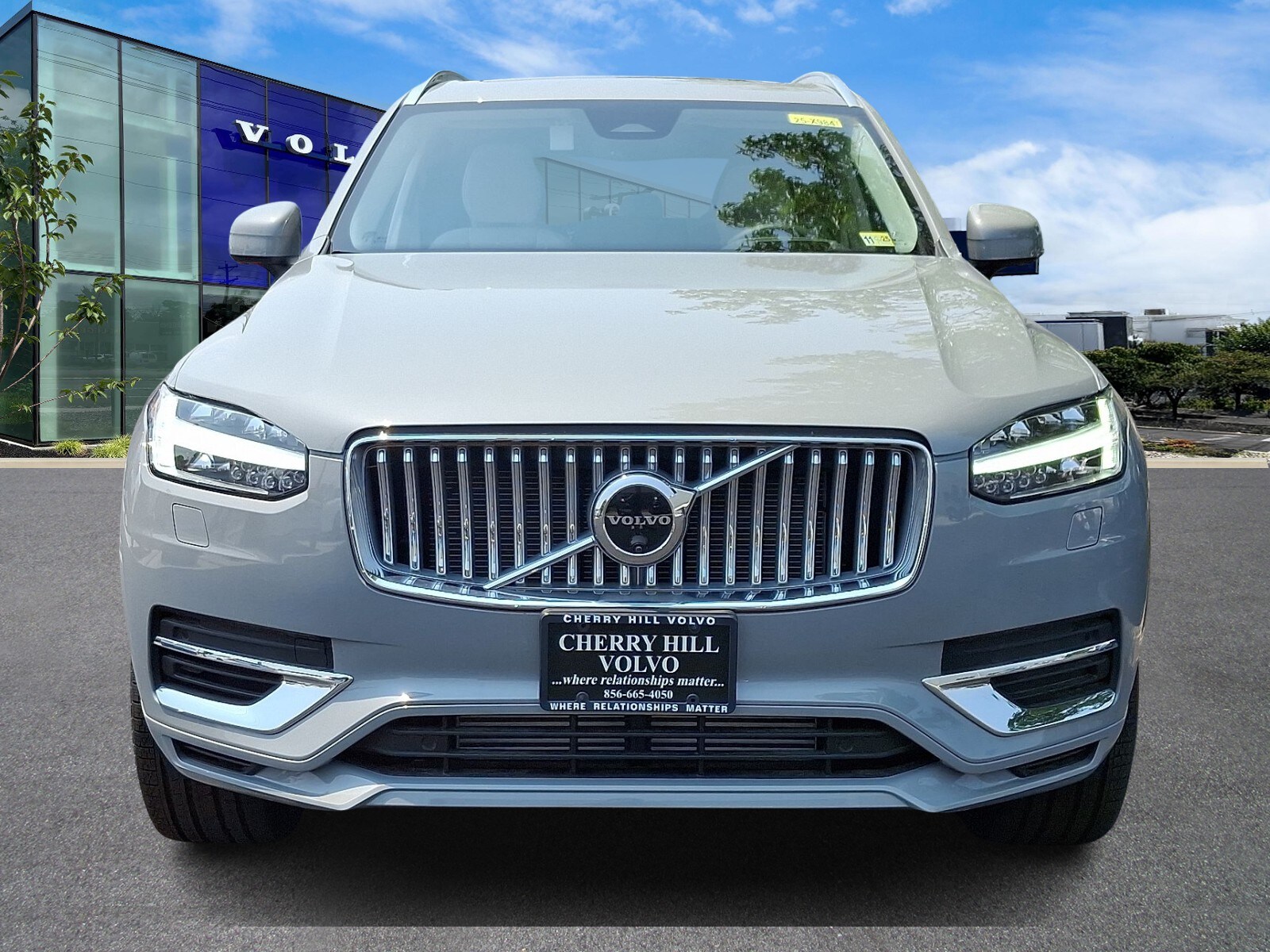 2025 Volvo XC90 T8 AWD photo 2