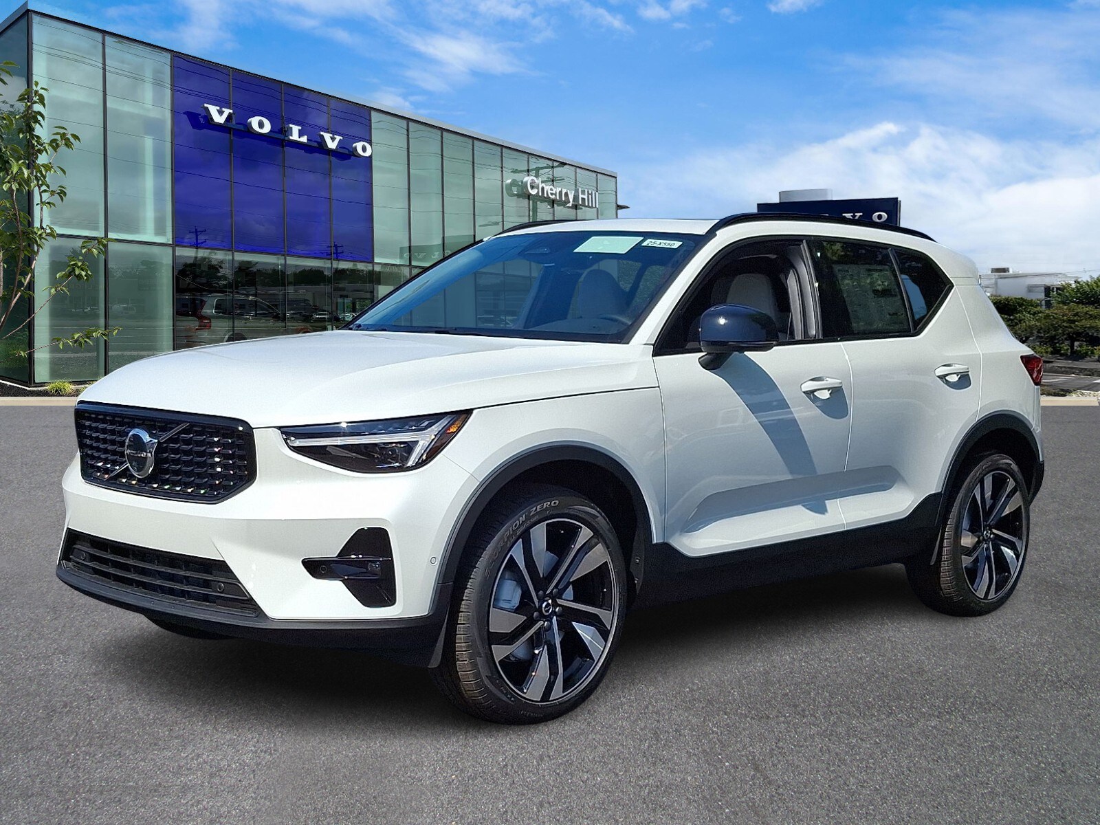 2025 Volvo XC40 Plus photo 2