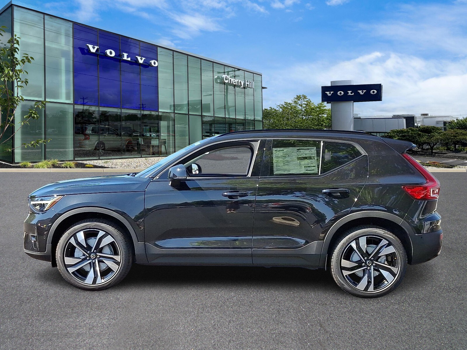 2025 Volvo XC40 photo 2