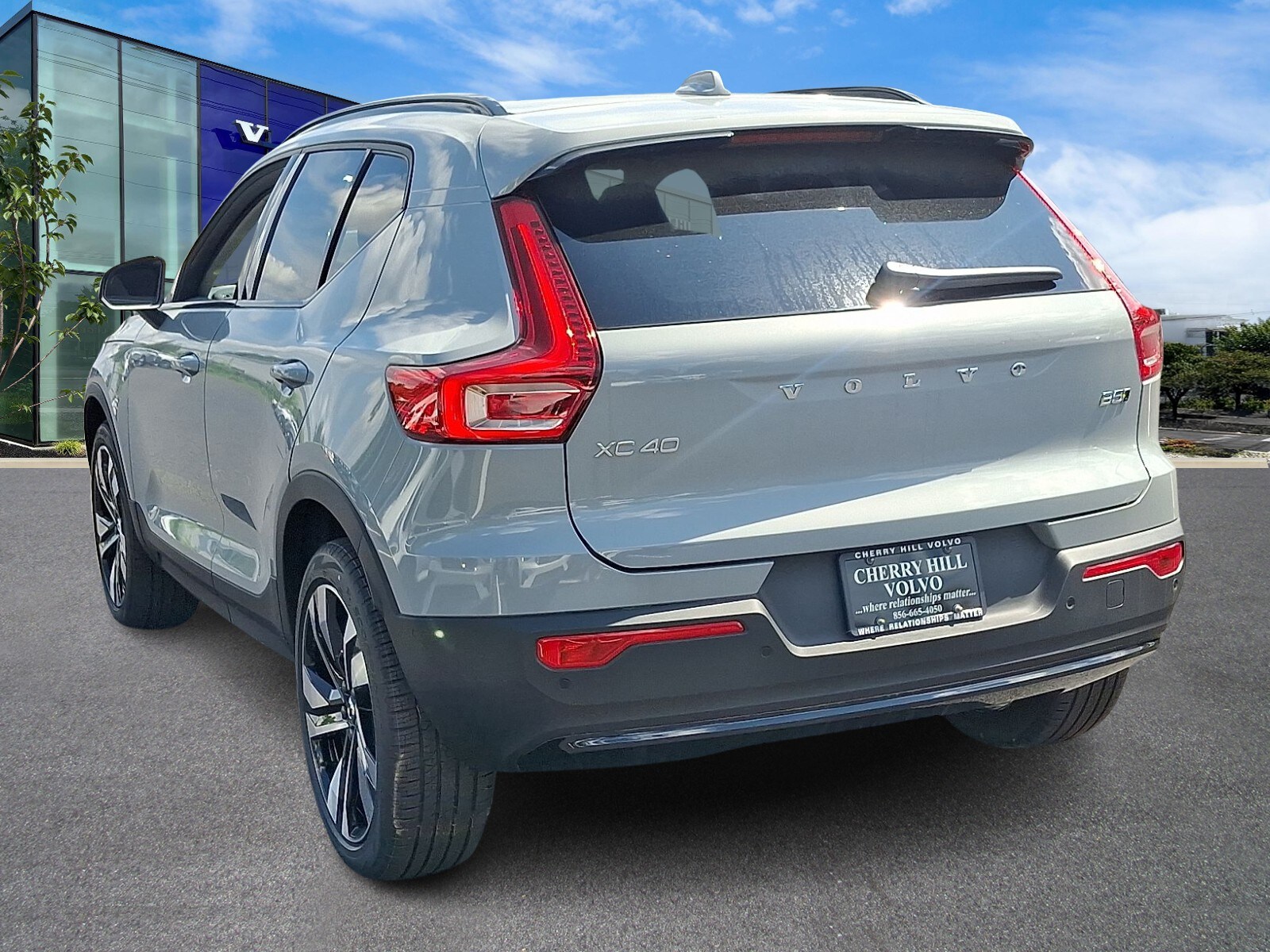 2025 Volvo XC40 AWD photo 2