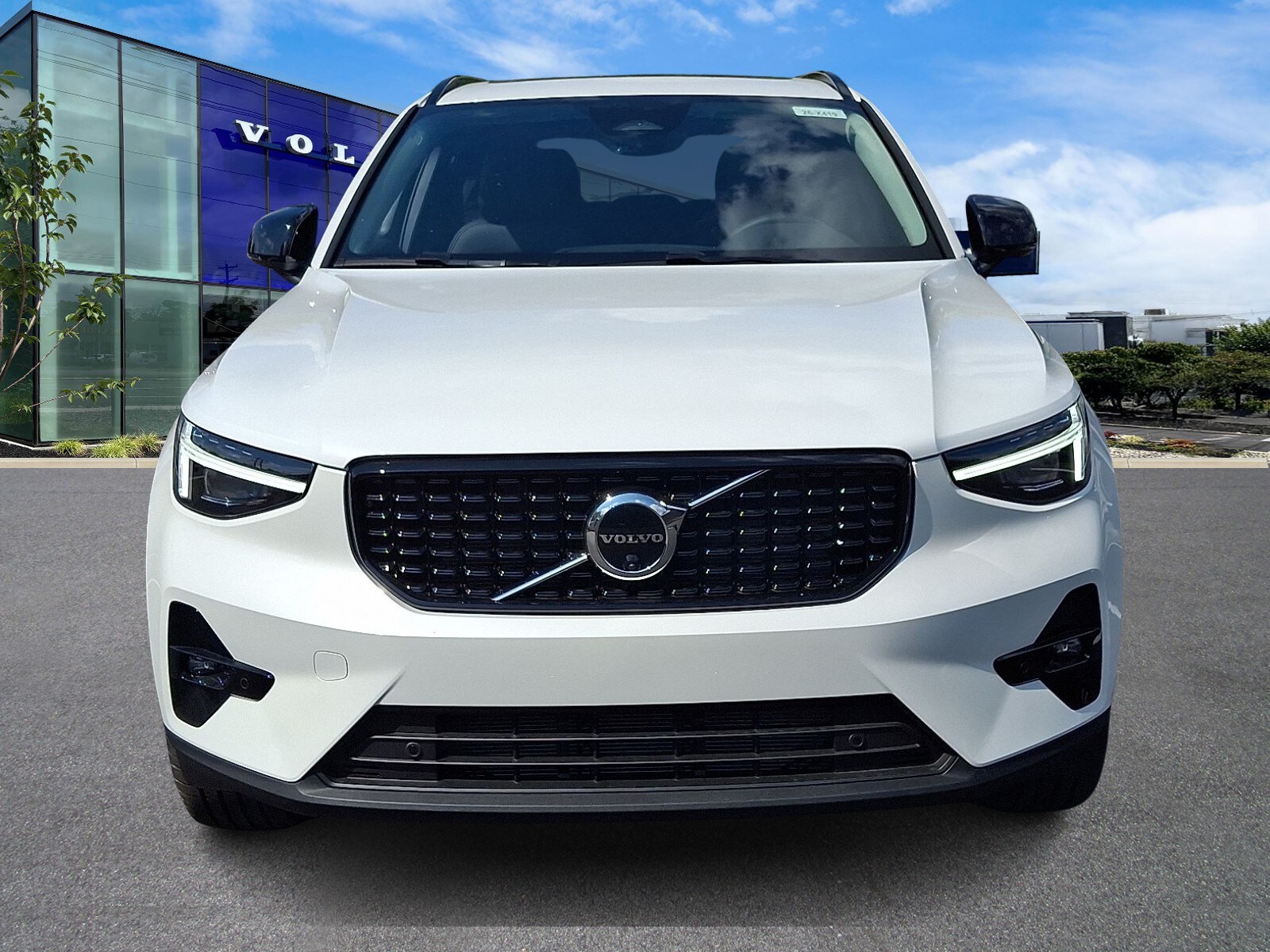 2026 Volvo XC40 AWD Plus photo 2