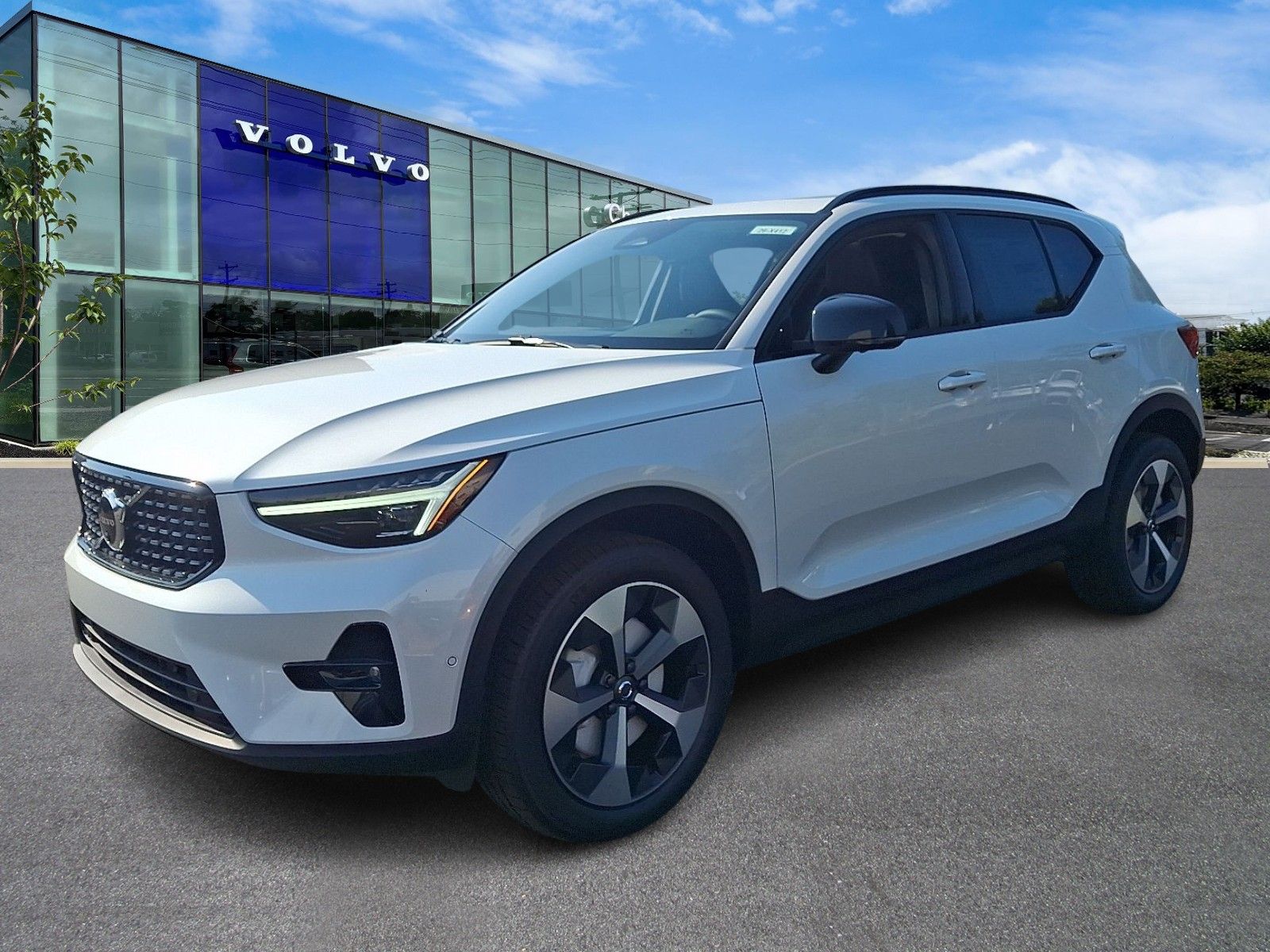 2026 Volvo XC40 AWD Plus photo 3