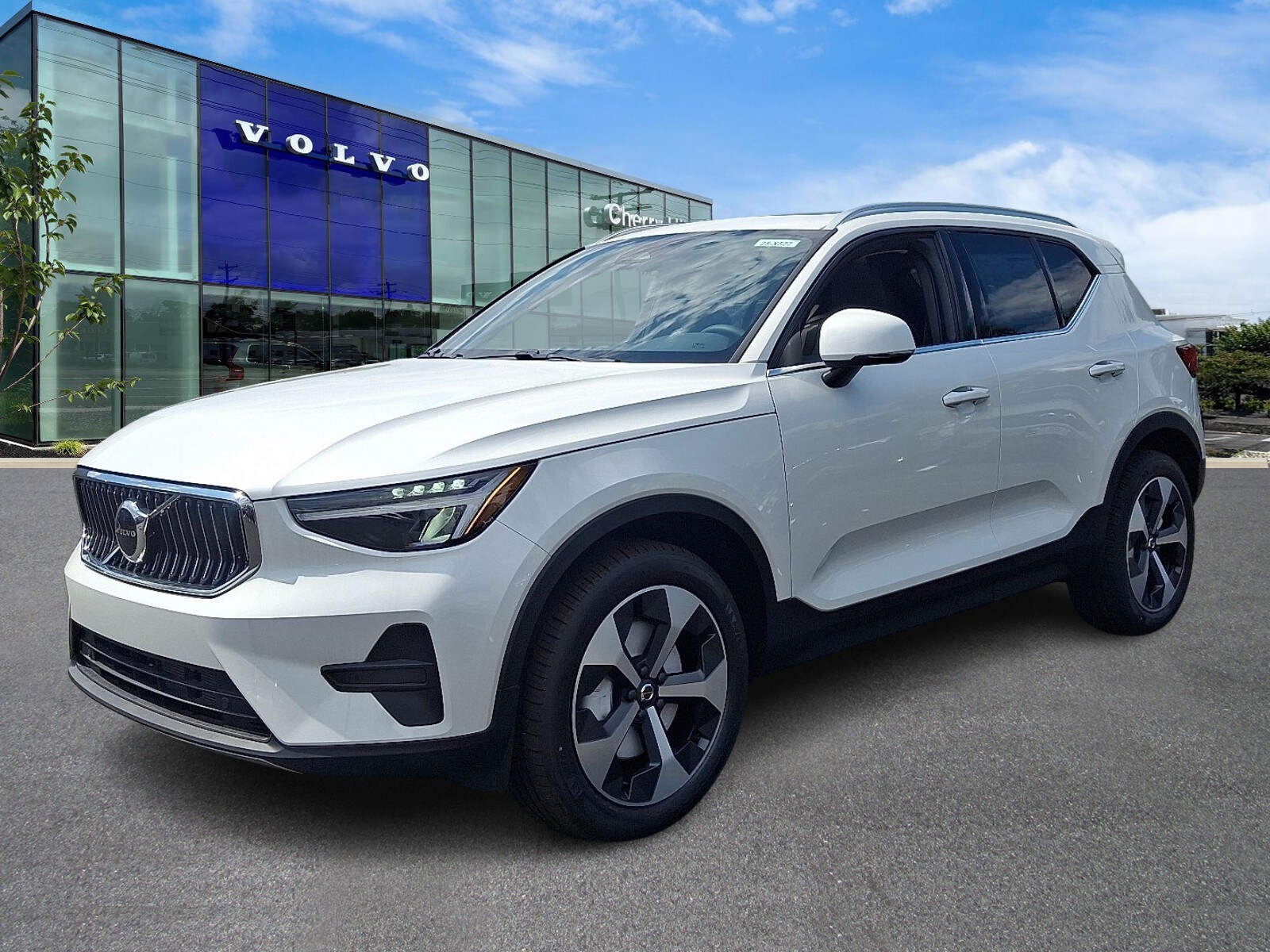 2025 Volvo XC40 Core photo 2