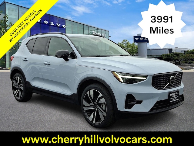 2025 Volvo XC40 B5 Plus Dark Theme SUV