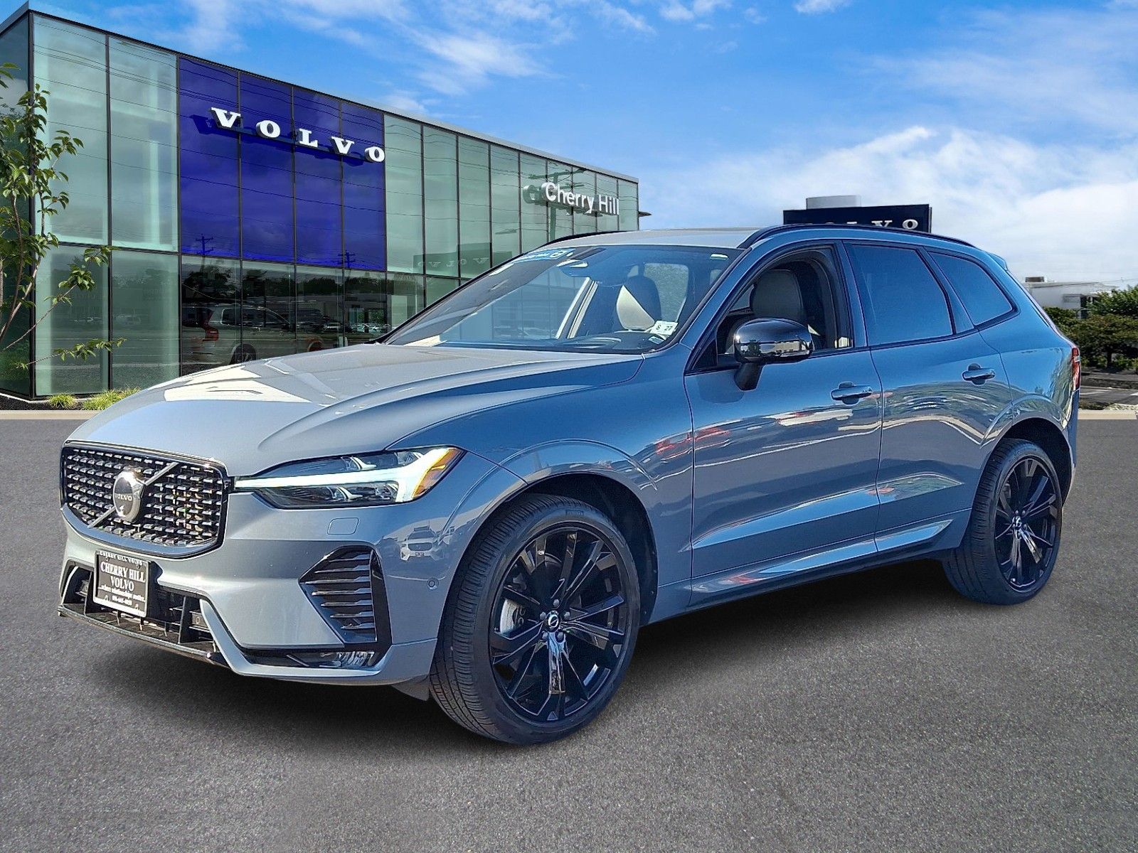 2022 Volvo XC60 R-Design photo 2