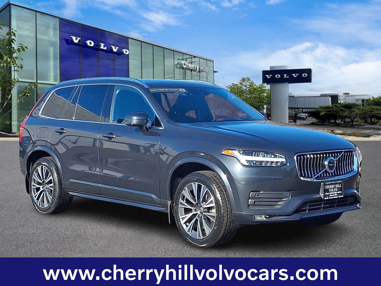 2022 Volvo XC90 Momentum's photo