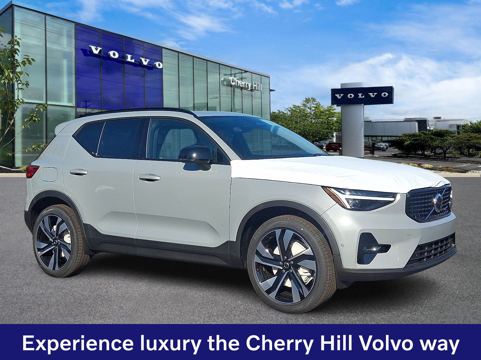 2026 Volvo XC40 B5 Plus Dark AWD's photo
