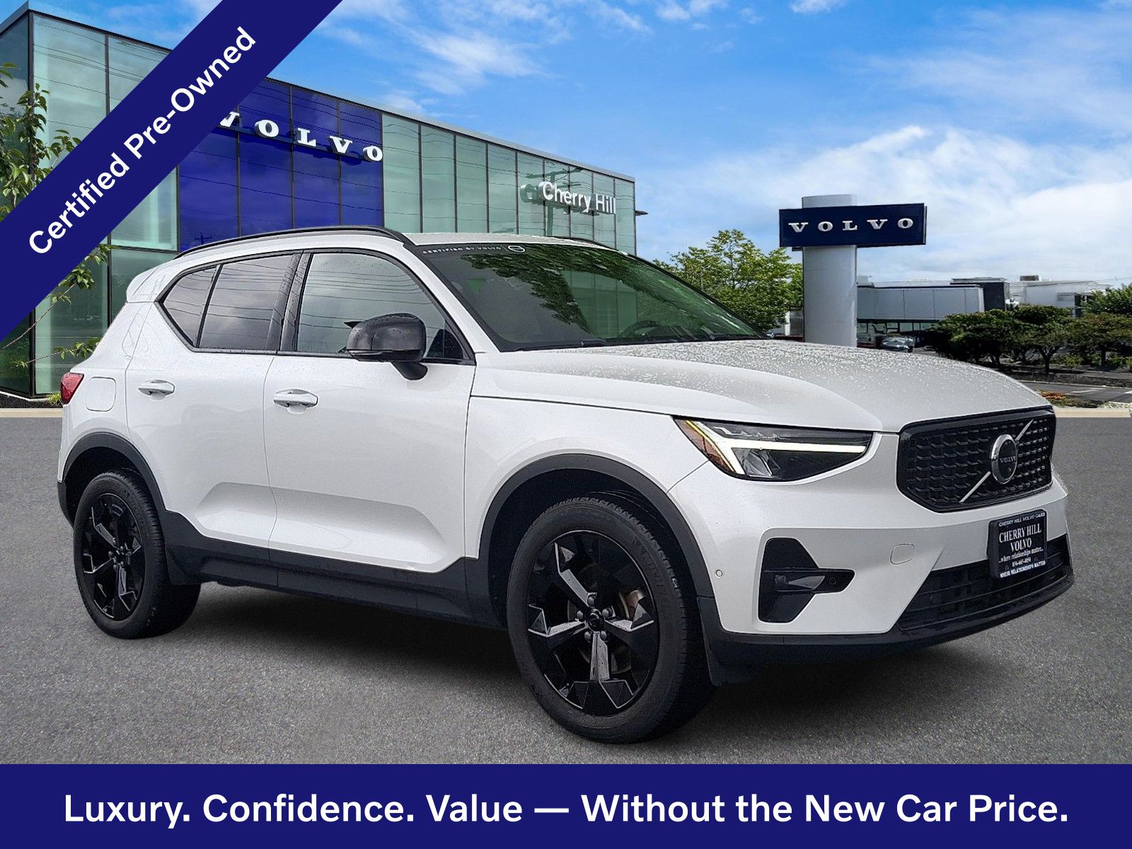 2023 Volvo XC40 B5 Plus Dark AWD's photo