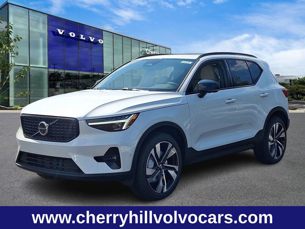 New 2025 Volvo XC40 B5 Ultra Dark Theme SUV