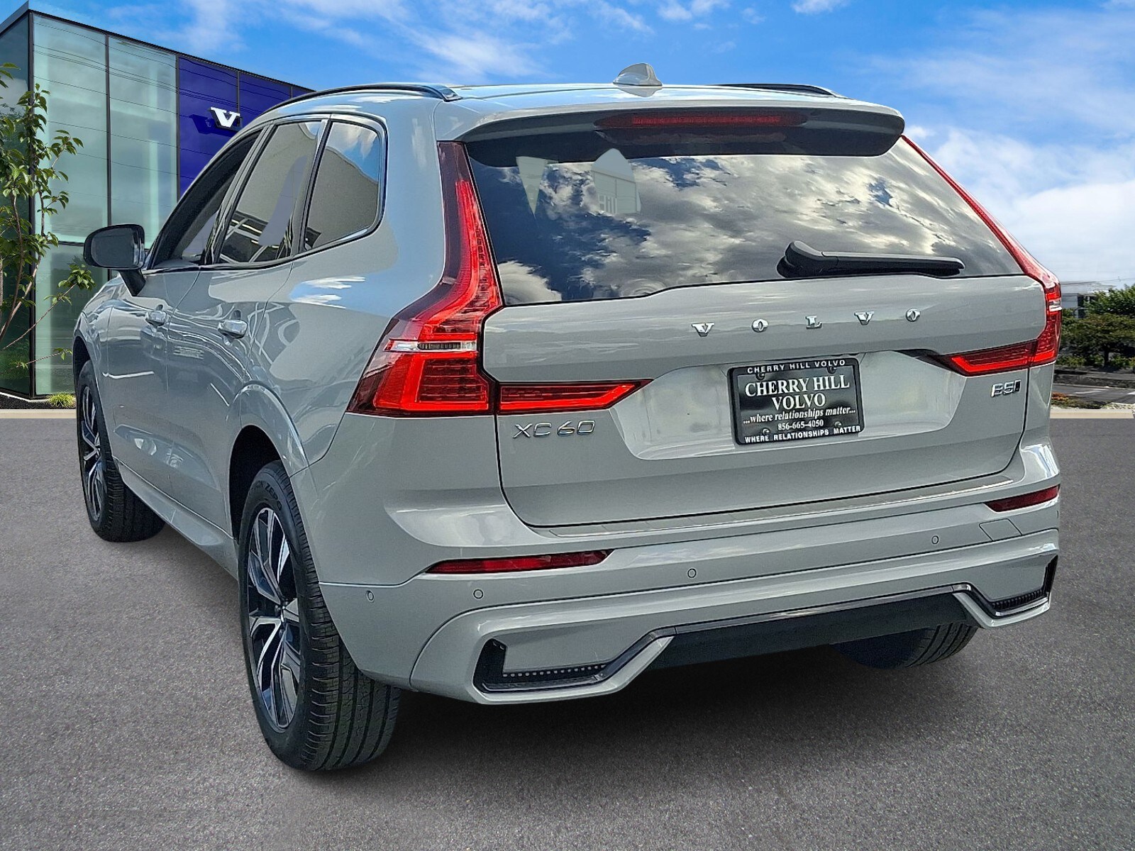 2025 Volvo XC60 B5 Plus photo 4