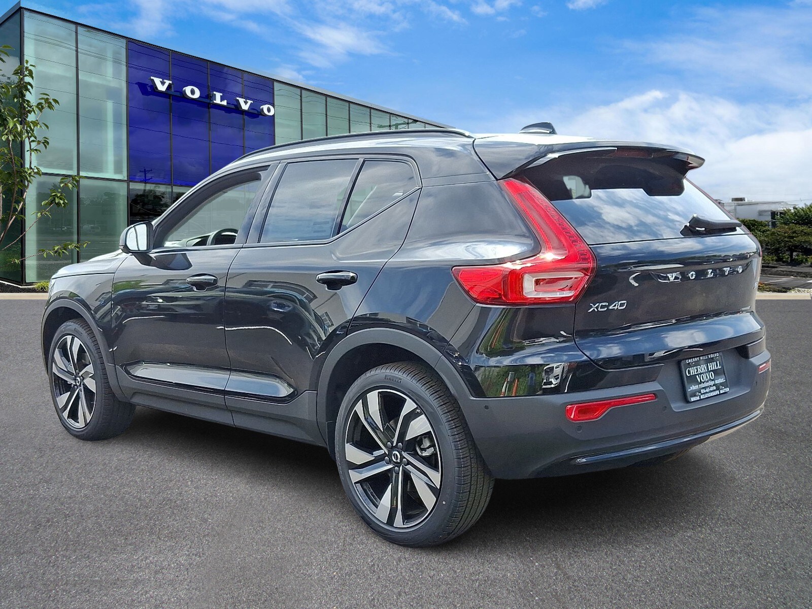 2025 Volvo XC40 photo 2