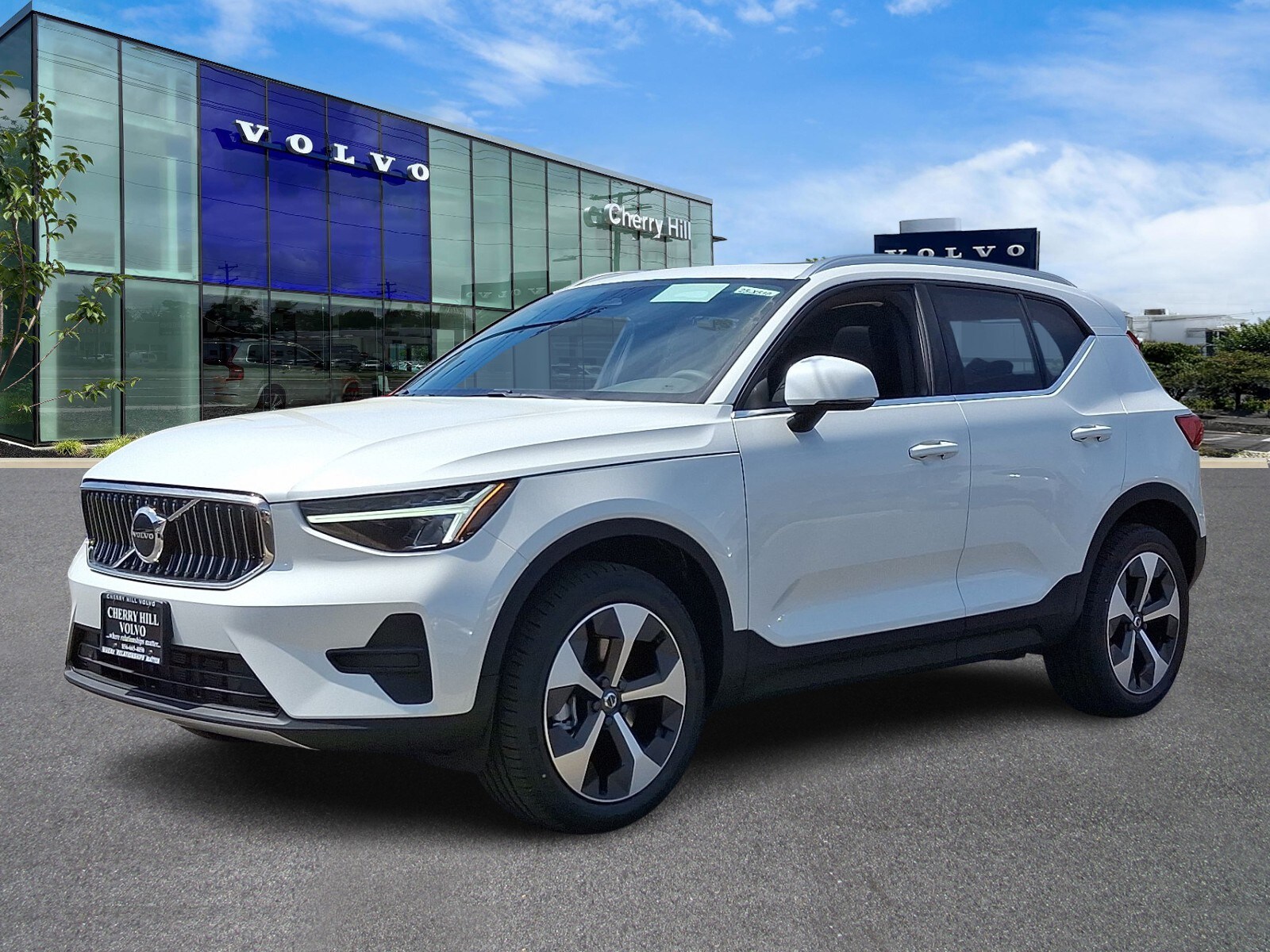2025 Volvo XC40 AWD Core photo 2